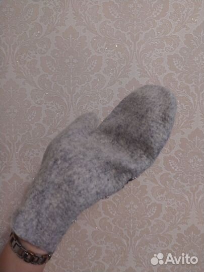 Варежки из мериноса серые с вышивкой