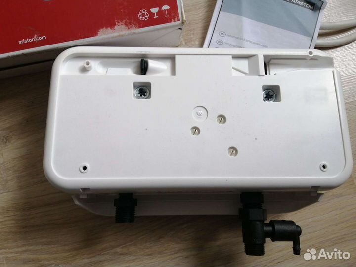 Нагреватель проточный Аристон