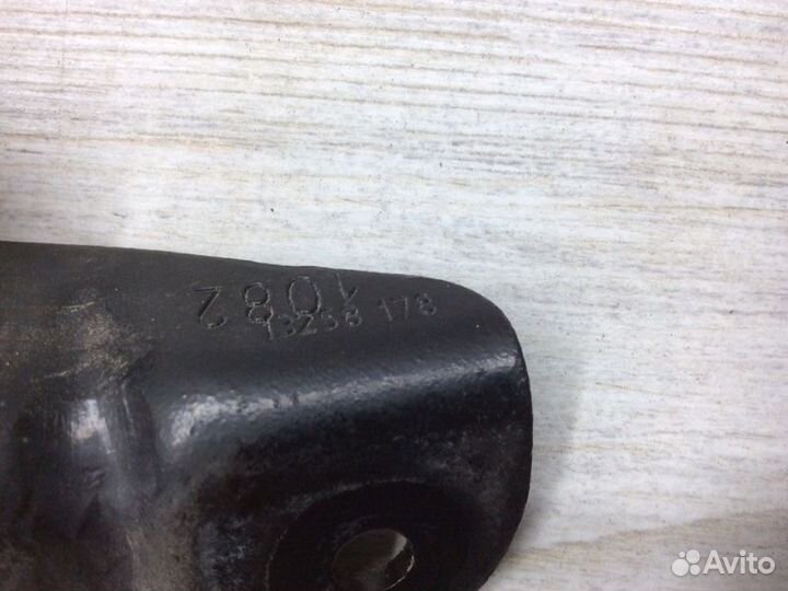 Амортизатор двери багажника правый Opel Astra J