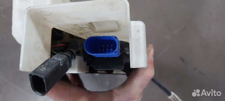 Замок двери передний правый на Volkswagen Touareg