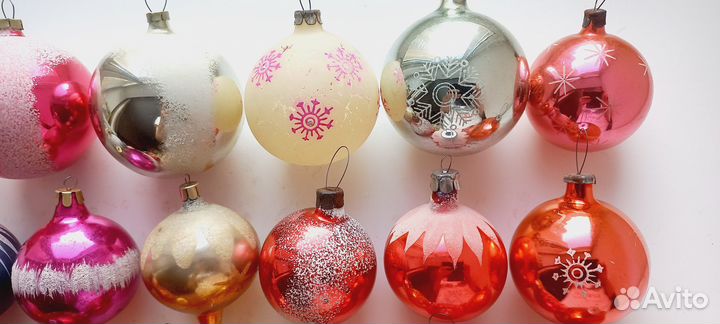 Елочные игрушки шары со снежинками и снежком ретро