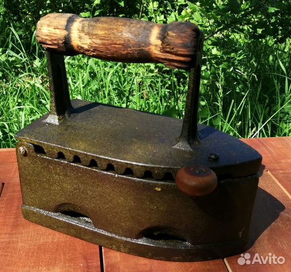 Старинный угольный утюг