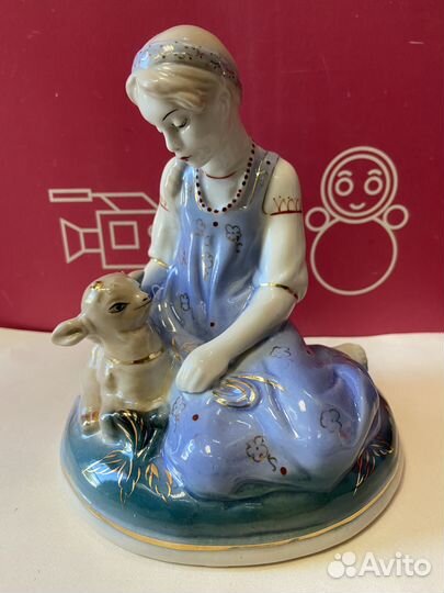 Фарфоровая статуэтка 