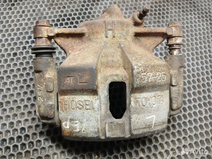 Суппорт передний левый Toyota Caldina