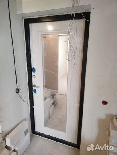 Дверь входная металлическая с зеркалом фацет