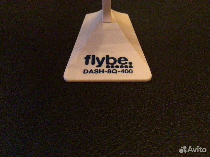 Модель самолета dash-8Q 400 Flybe 1/200