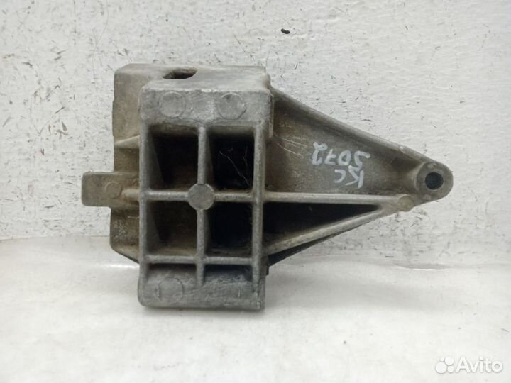 Кронштейн генератора volkswagen LT