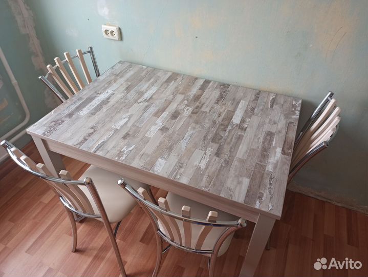 Кухонный стол и 4 стула
