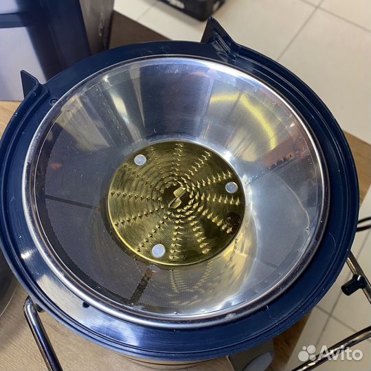 Центробежная соковыжималка redmond RJ-M901