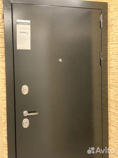 Дверь входная металлическая с зеркалом новая