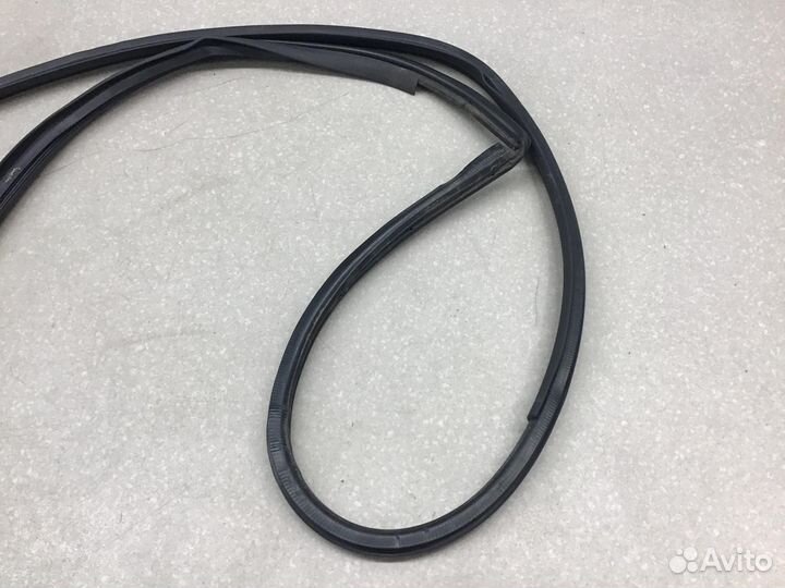 Уплотнитель двери Toyota Corolla E15 2006-2013