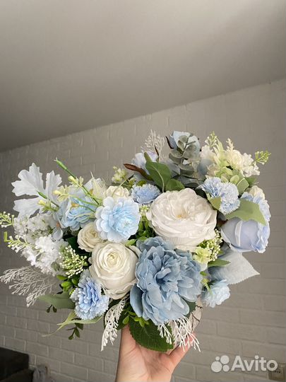 Композиция из искусственных цветов