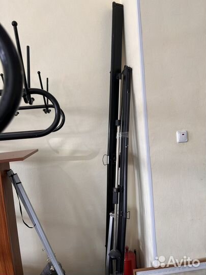 Переносной экран на штативе