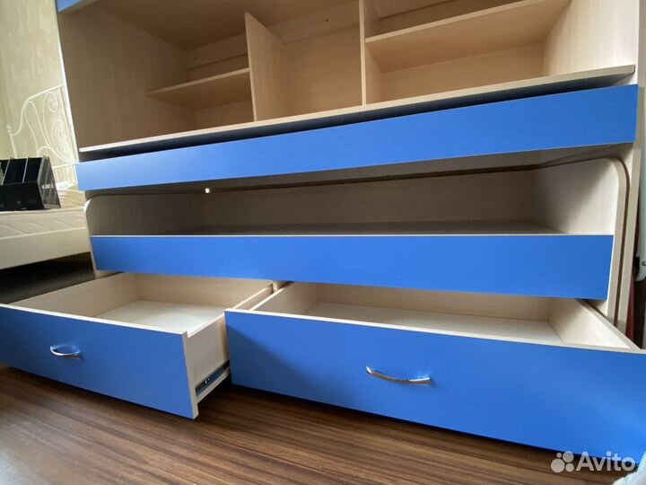 Двухярусная кровать со столом для детей