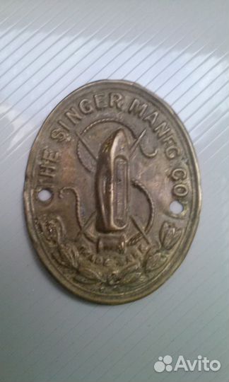 Швейная машинка и жетон от швейной машинки