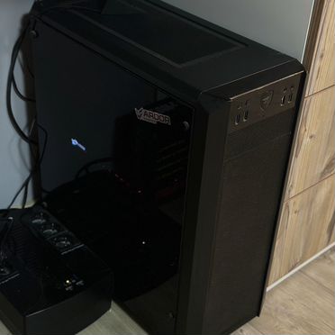 Игровой компьютер с монитором и клавиатурой