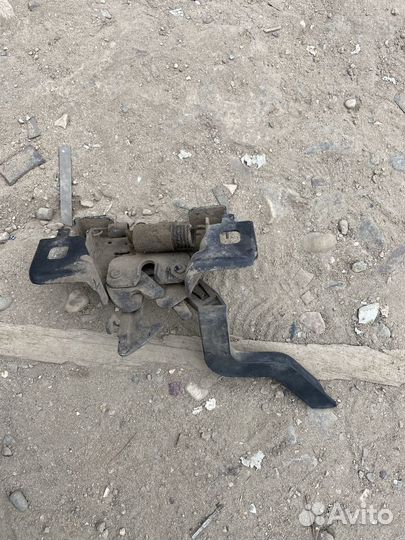 Замок капота Рено Логан 2