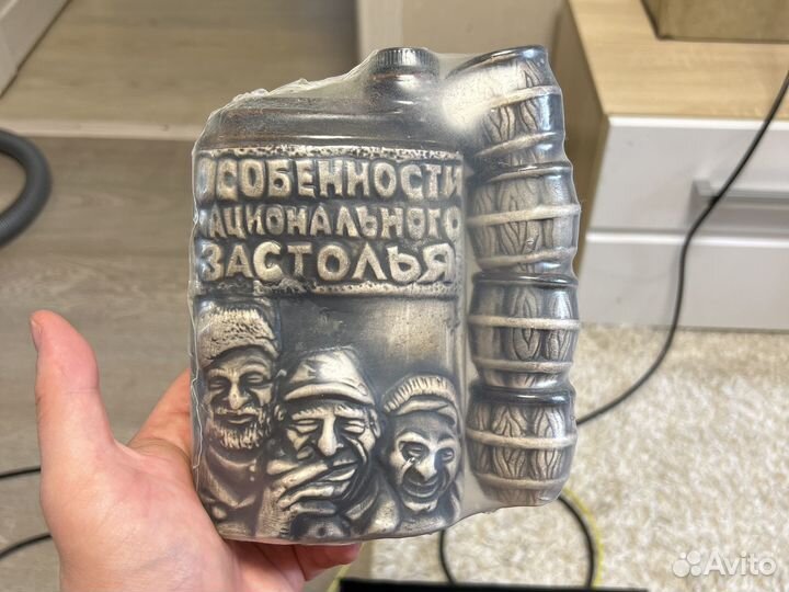 Сосуд с рюмками