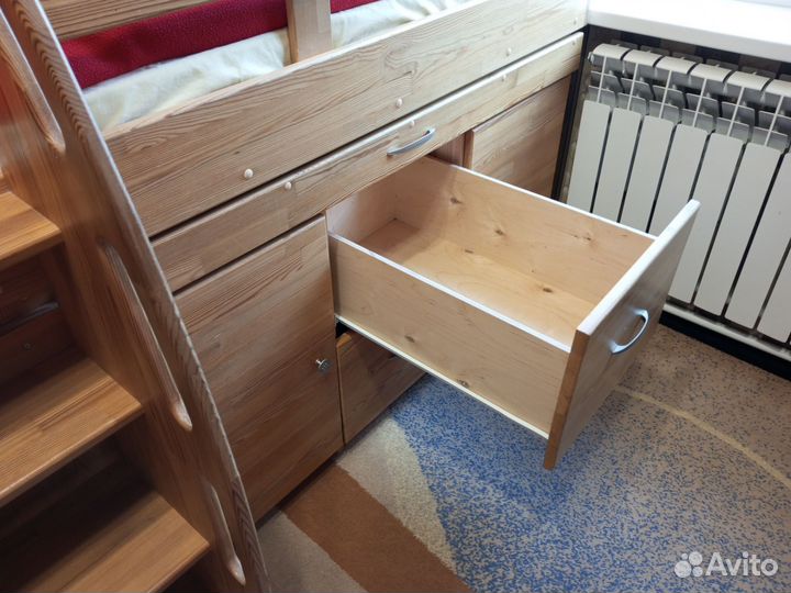 Кровать-чердак с комодом и выдвижным столом
