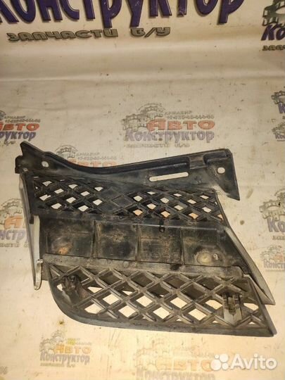 Решетка радиатора передняя левая Mitsubishi