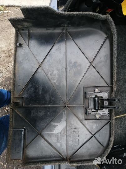 Левая крышка в багажник ауди 100/s4/a6/s6/c4