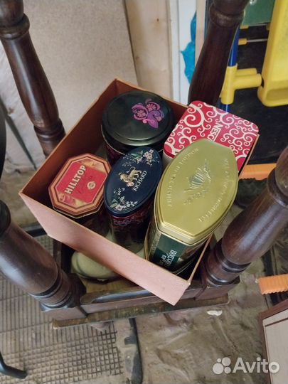 Корзинки пластиковые и жестяные банки много разных