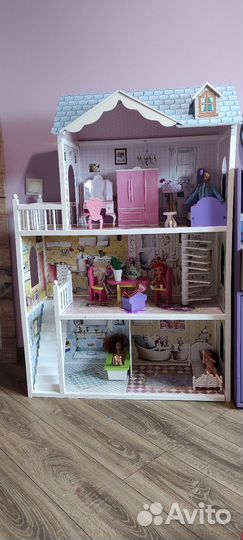 Большой кукольный домик с мебелью