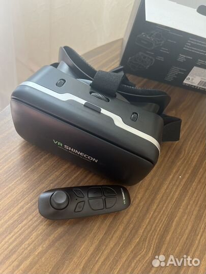 Очки виртуальной реальности с джойстиками