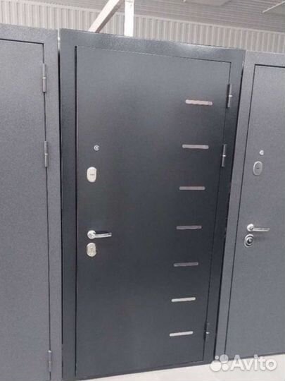 Дверь входная с зеркалом новая