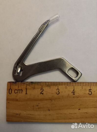 Петлитель левый для оверлока