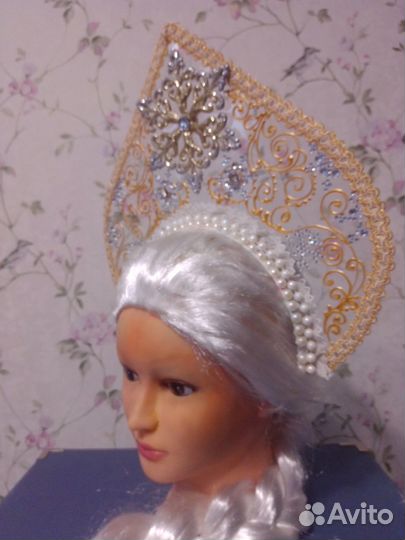 Головной убор для снегурочки золотистого цвета