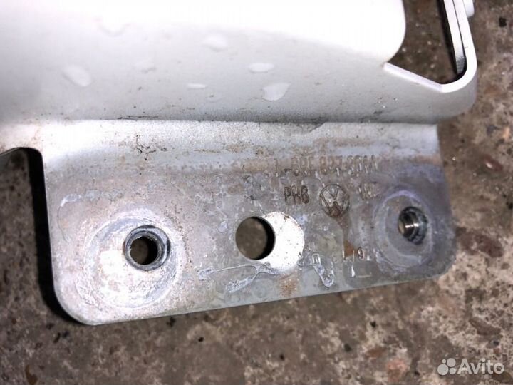 Петля крышки багажника левая Volkswagen