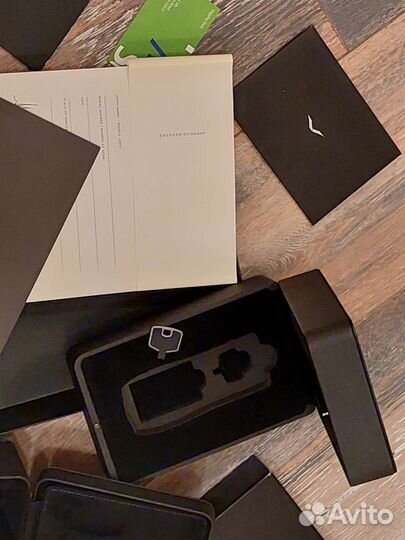 Коробки от Vertu батарея адаптеры и тд оригинал