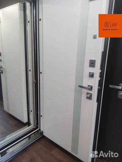 Дверь с зеркалом Эверест из стали