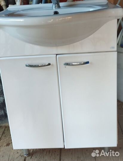 Тумба, раковина и зеркало ванную