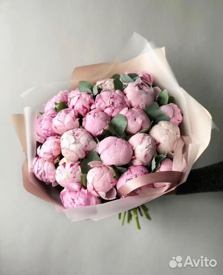 Пионы в букете и шляпных коробках