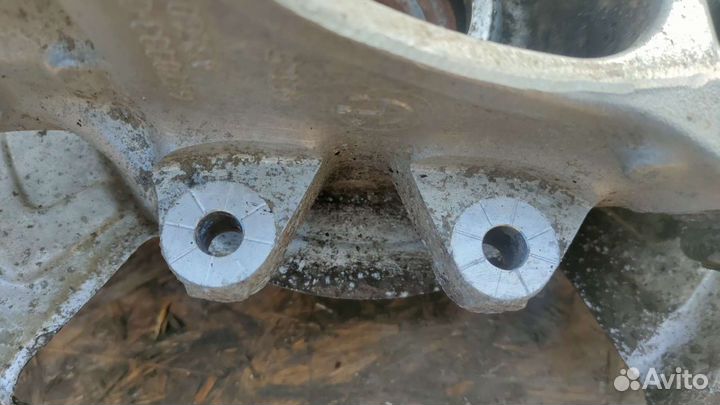 Кулак задний левый BMW E70