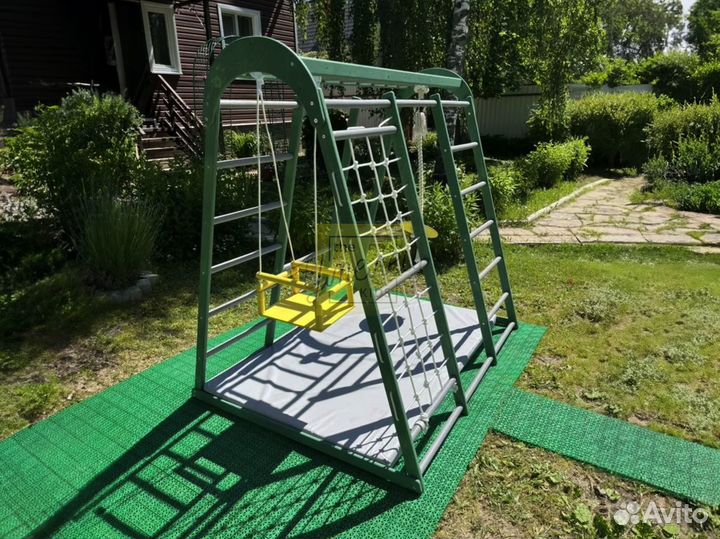 Уличная детская площадка