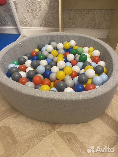 Сухой бассейн с шариками