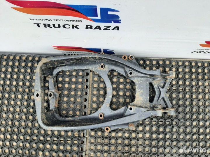 Кронштейн переднего амортизатора