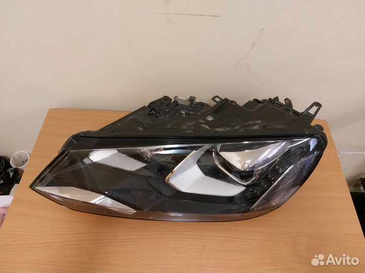 Фара левая Volkswagen Touareg NF 7P1941751