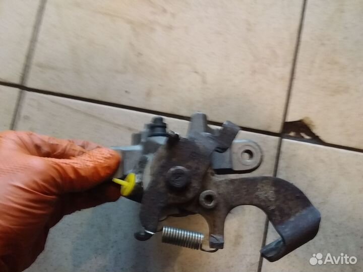 Тормозной суппорт правый задний королла 150