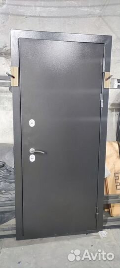 Дверь входная с зеркалом