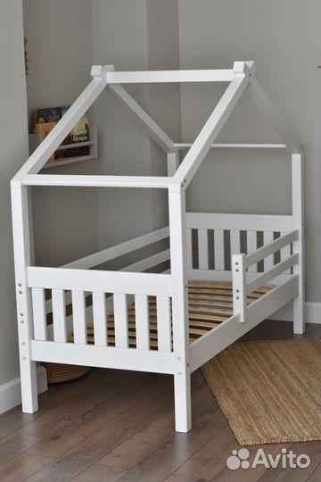 Детская кроватка домик из массива сосны