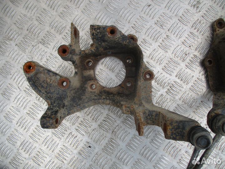 Кулак поворотный задний левый и правый Форд Куга 1