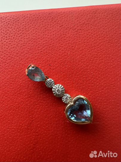 Золотая подвеска с топазом