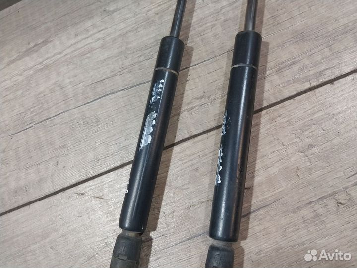 Амортизаторы крышки багажника Volkswagen Bora