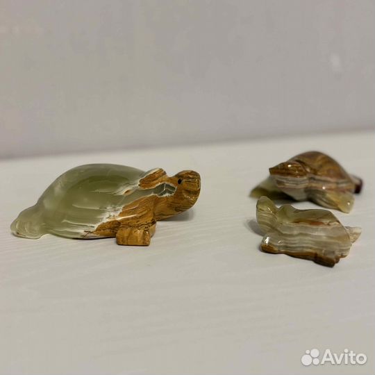 Фигурки черепах из оникса