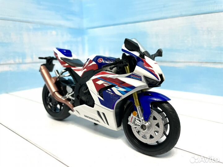 Модель мотоцикла Honda CBR1000RR-R Fireblade 1:12