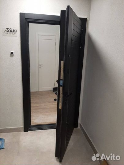 Дверь в квартиру с внутренним зеркалом